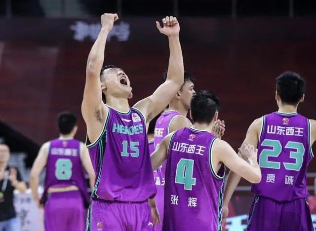 第28分钟，阿诺德角球开出，中路的范迪克头球冲顶，奥纳纳神勇将球拖出。